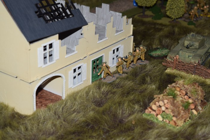 British infantry start to occupy the buildings along the road